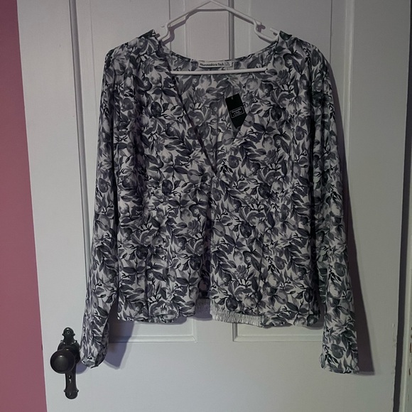 Abercrombie + Fitch Floral Blue, Gray and White Women's Top - Picture 2 of 5
